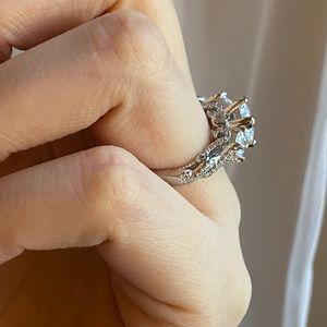 Engagement ring vi rage looking three diamonds